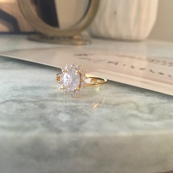 18 Carat Gold Plated Simulated Diamond Ring - Picture 6 of 8